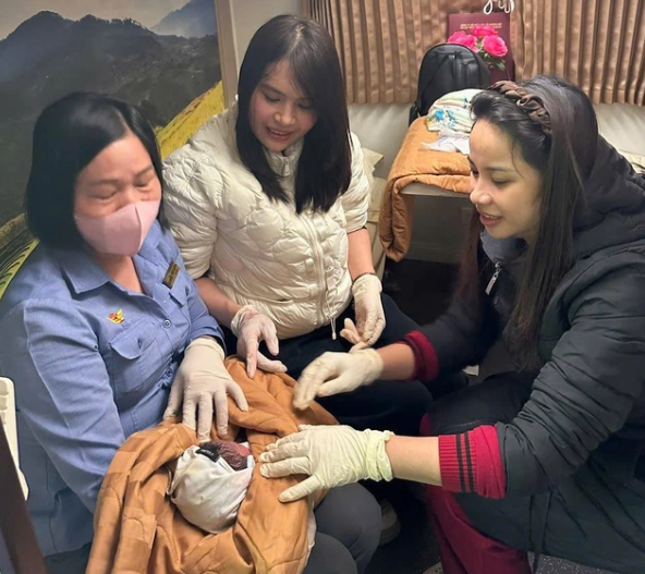 Sở Y tế Nghệ An khen thưởng hai nữ hộ sinh đỡ đẻ trên tàu SE4